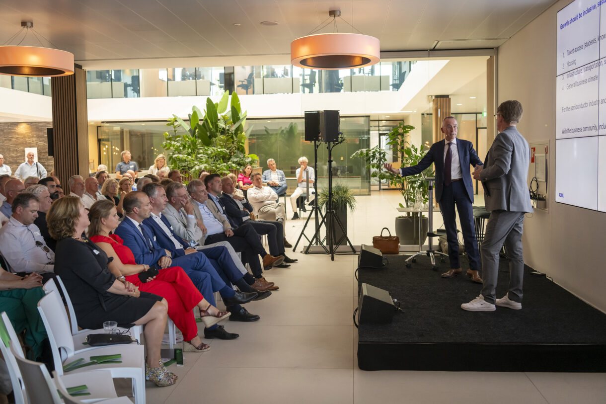 Jerre Maas leidt het gesprek in een volle zaal bij VNO-NCW