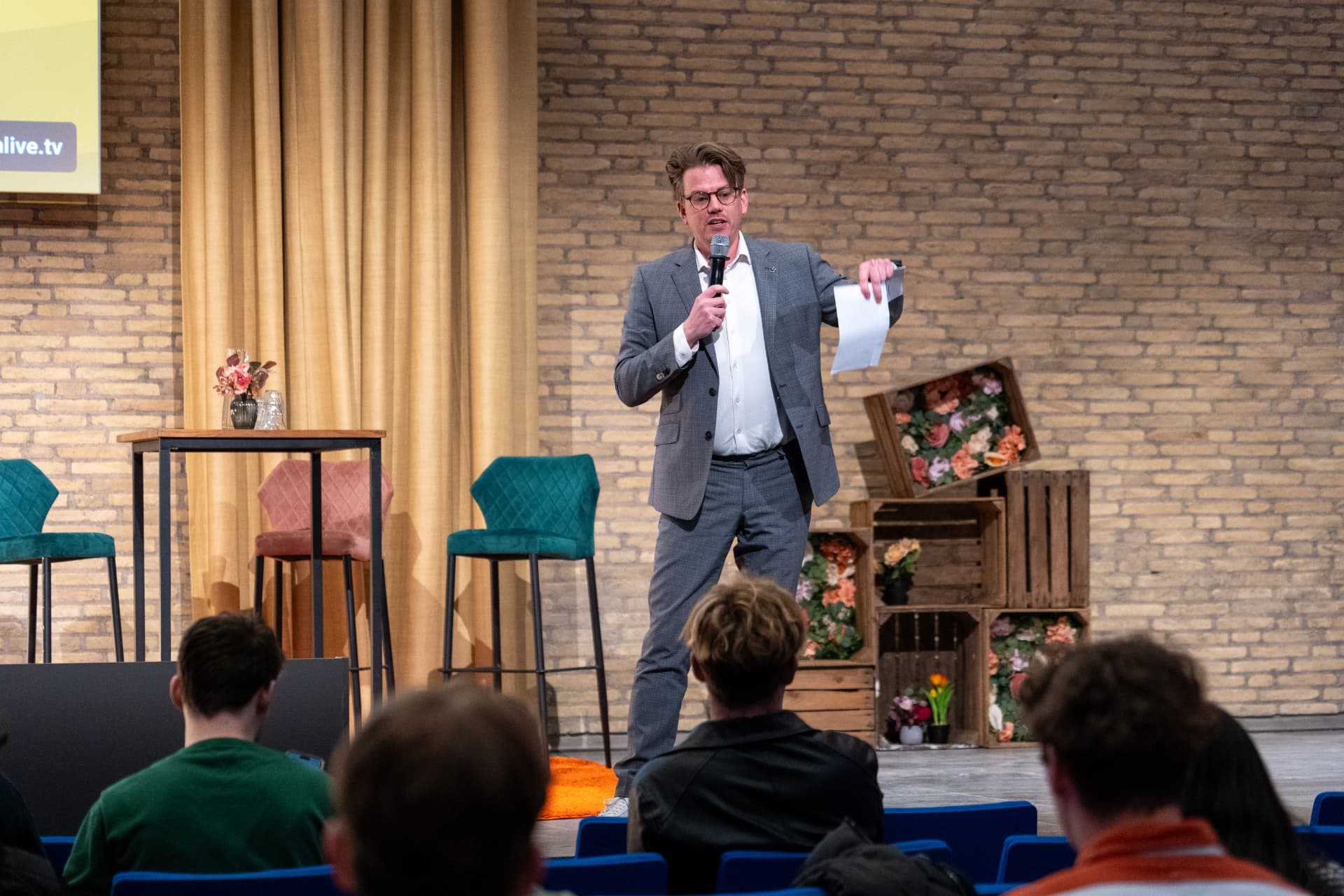Jerre Maas op het podium met microfoon tijdens MAKtalk
