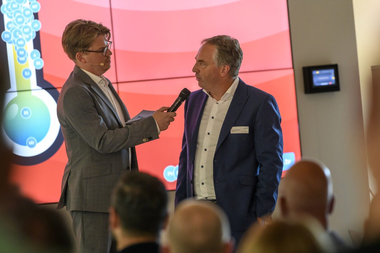 Jerre Maas in gesprek met een spreker bij VNO-NCW Brabant Zeeland