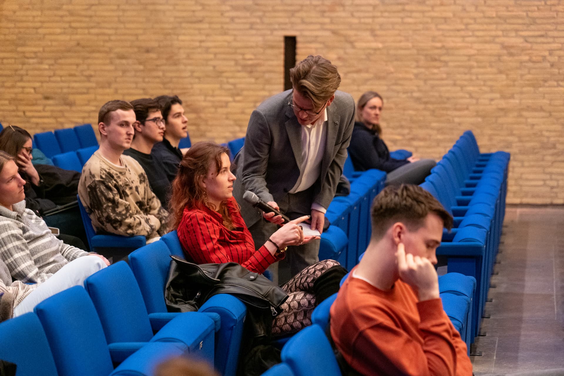 Jerre Maas loopt de zaal in om een deelnemer aan het woord te laten